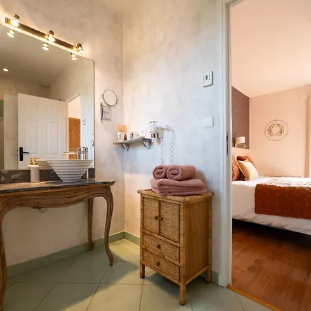 Les Chenes Rouges فندق مبيت وإفطار 4*